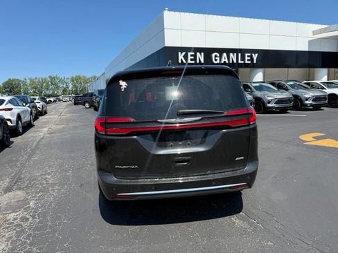 Used 2023 Chrysler Pacifica Touring-L w/ Uconnect Theater Family Group AWD/4WD image 10