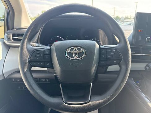 Used 2025 Toyota Sienna LE FWD image 12