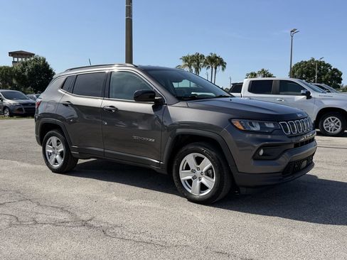 Used 2022 Jeep Compass Latitude w/ Convenience Group AWD/4WD image 2