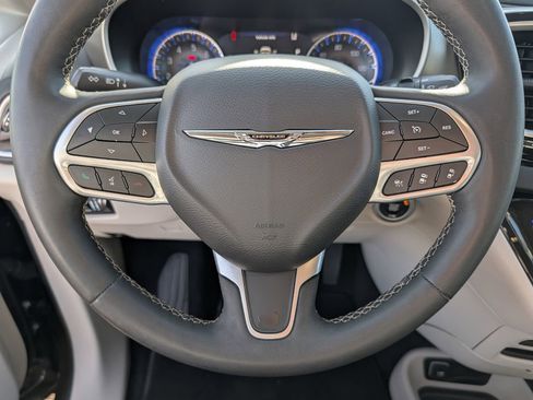Used 2023 Chrysler Pacifica Touring-L FWD image 30