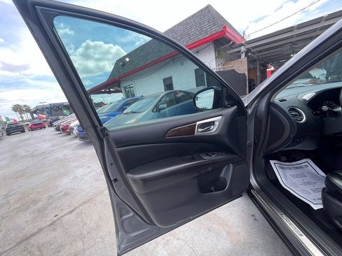 Used 2015 Nissan Pathfinder SL w/ Cargo Package FWD image 10
