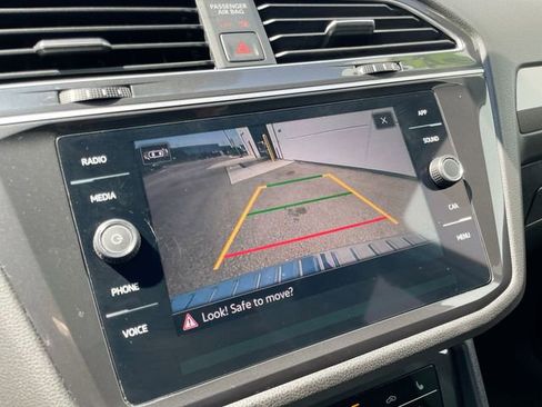 Used 2024 Volkswagen Tiguan SE w/ Panoramic Sunroof Package FWD image 22