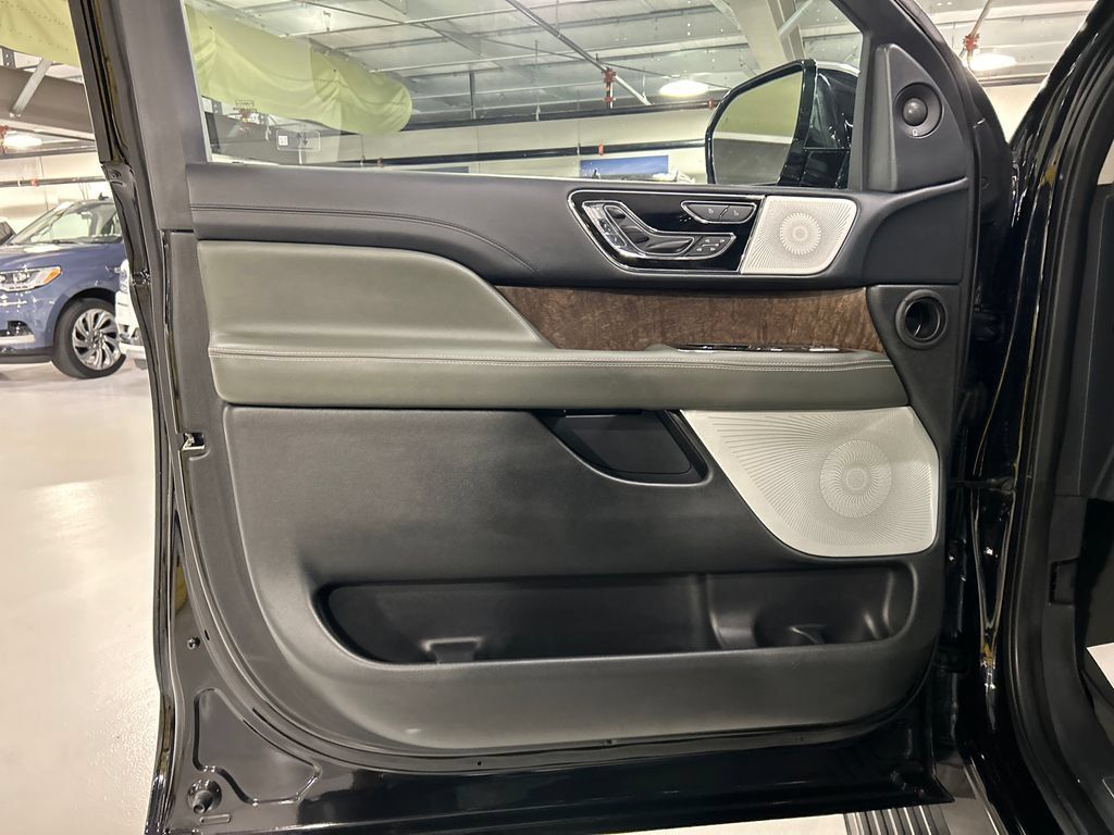 Used 2022 Lincoln Navigator L Black Label AWD/4WD image 9