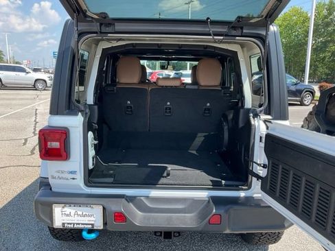 Used 2022 Jeep Wrangler Unlimited Sahara AWD/4WD image 16