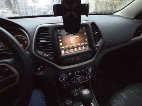 Used 2017 Jeep Cherokee Latitude w/ Comfort/Convenience Group image 14