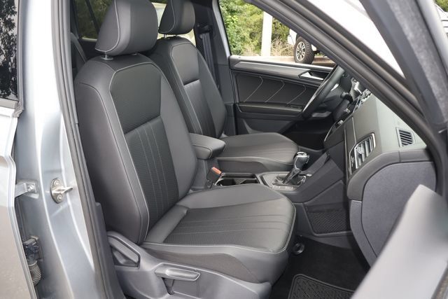 Certified 2023 Volkswagen Tiguan SE R-Line FWD image 22