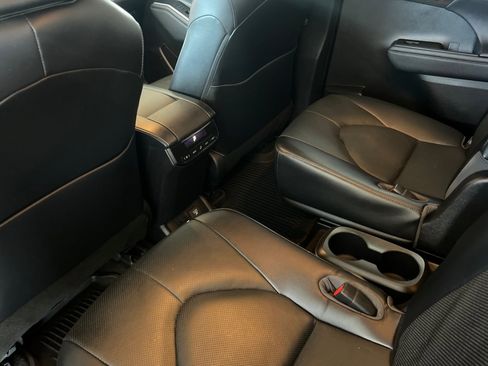 Used 2023 Toyota Highlander Limited image 11