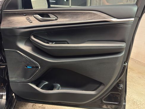 Used 2021 Jeep Grand Cherokee L Overland w/ Luxury Tech Group IV AWD/4WD image 21