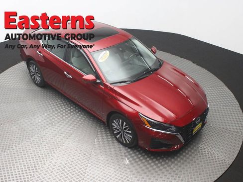 Used 2023 Nissan Altima 2.5 SV w/ SV Premium Package AWD/4WD image 3