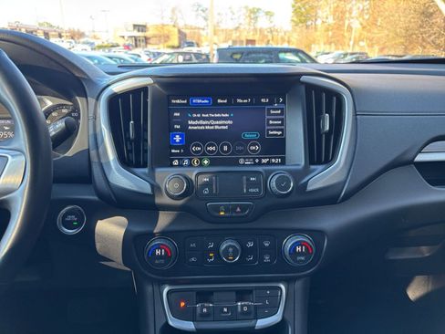 Used 2024 GMC Terrain SLT image 17