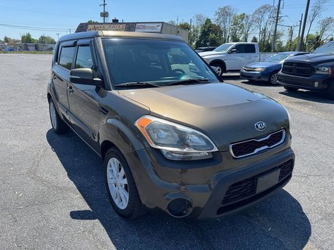 Used 2013 Kia Soul + FWD image 8