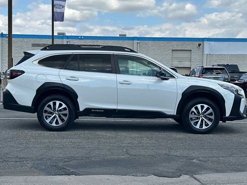 Used 2023 Subaru Outback Premium AWD/4WD image 9