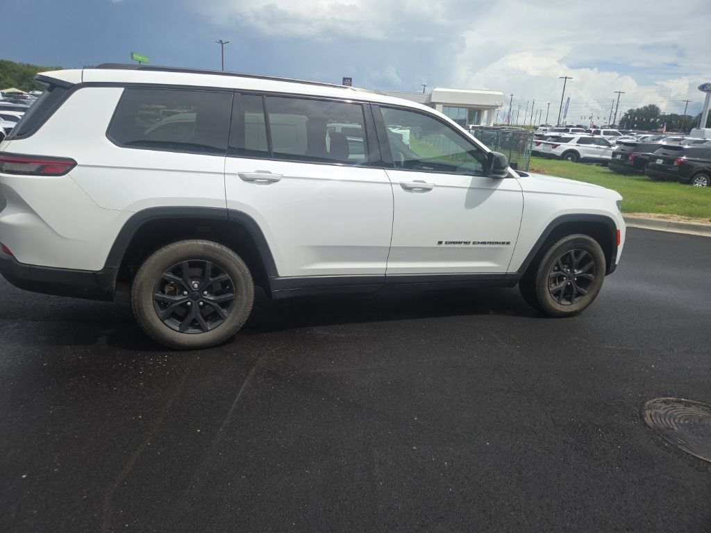 Used 2024 Jeep Grand Cherokee L Laredo RWD image 11