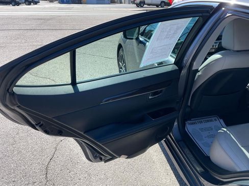 Used 2016 Lexus ES 350 w/ Luxury Package w/Wood Trim image 17