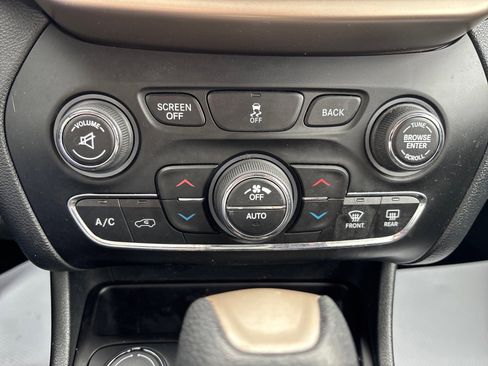 Used 2016 Jeep Cherokee Latitude w/ Comfort/Convenience Group AWD/4WD image 34