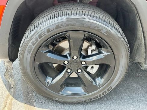 Used 2025 Jeep Grand Cherokee Altitude AWD/4WD image 14