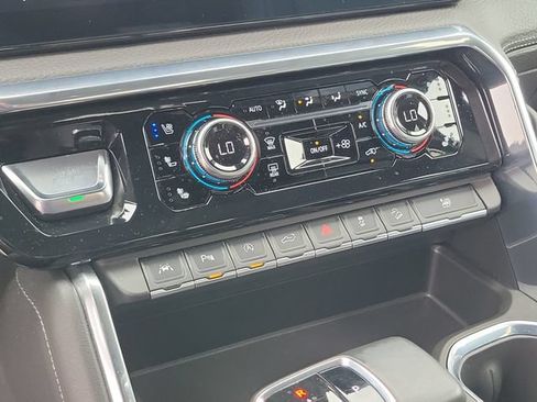 Used 2024 GMC Sierra 1500 Denali w/ Technology Package AWD/4WD image 19