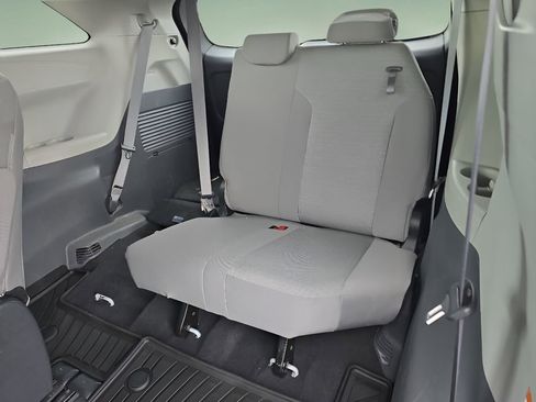 Used 2024 Toyota Sienna LE image 15