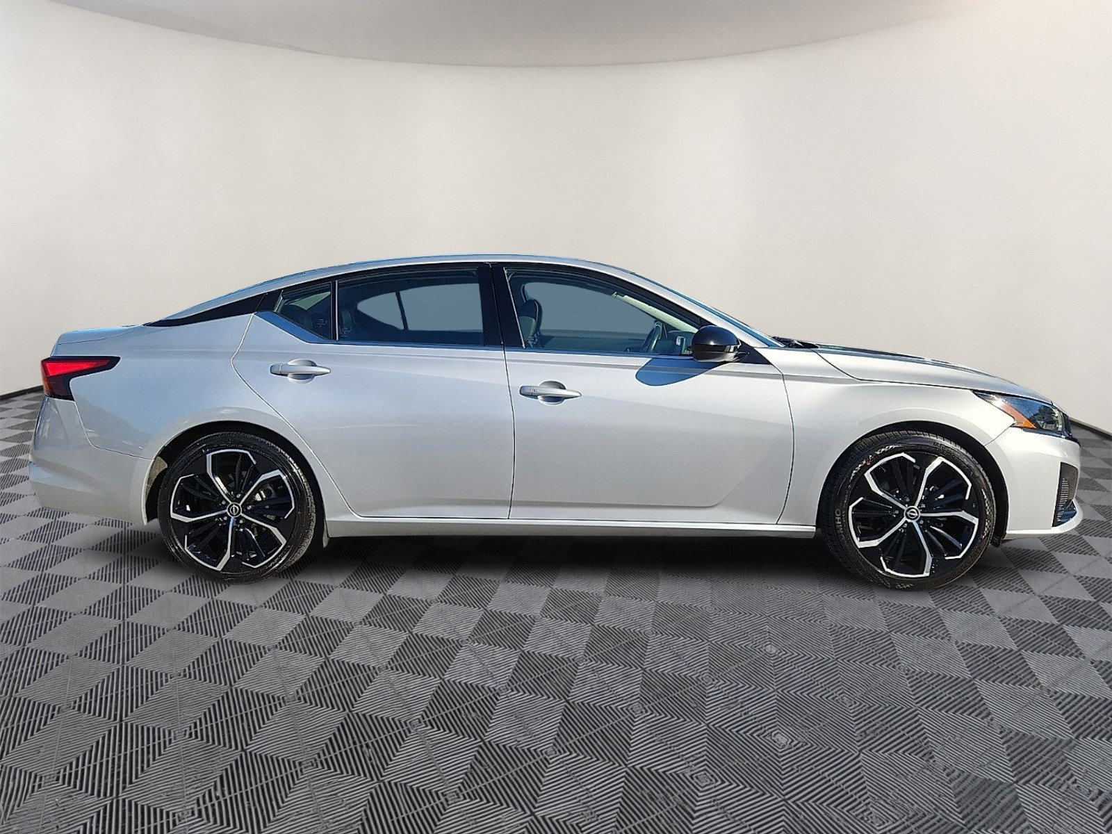 Used 2024 Nissan Altima 2.5 SR FWD image 7