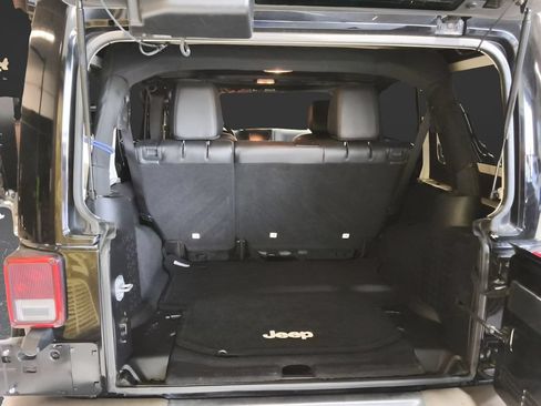Used 2017 Jeep Wrangler Unlimited Sahara AWD/4WD image 9