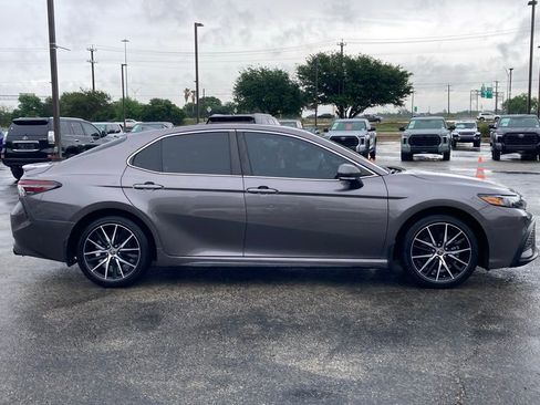 Used 2023 Toyota Camry SE image 4
