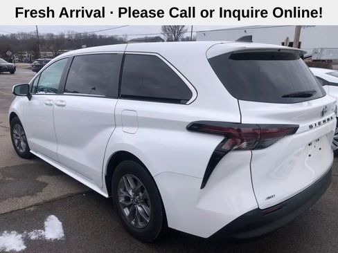 Used 2024 Toyota Sienna LE image 3
