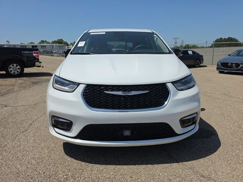Used 2024 Chrysler Pacifica Touring-L FWD image 2