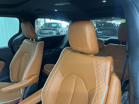 Used 2026 Chrysler Pacifica Pinnacle w/ Trailer Tow Group image 12