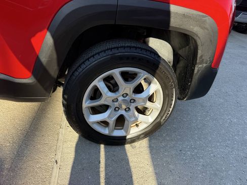 Used 2018 Jeep Renegade Latitude AWD/4WD image 36