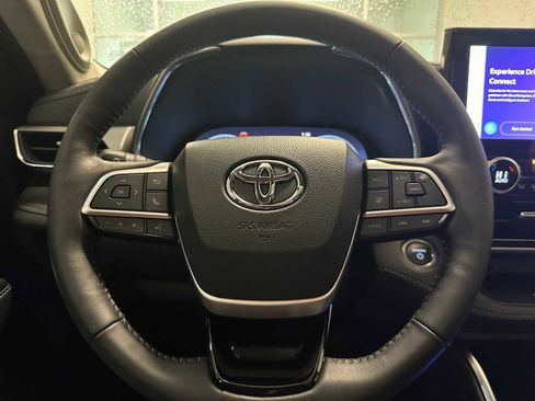 Certified 2025 Toyota Highlander Platinum image 11