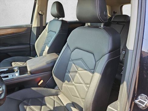 Used 2025 Volkswagen Atlas SE FWD image 16