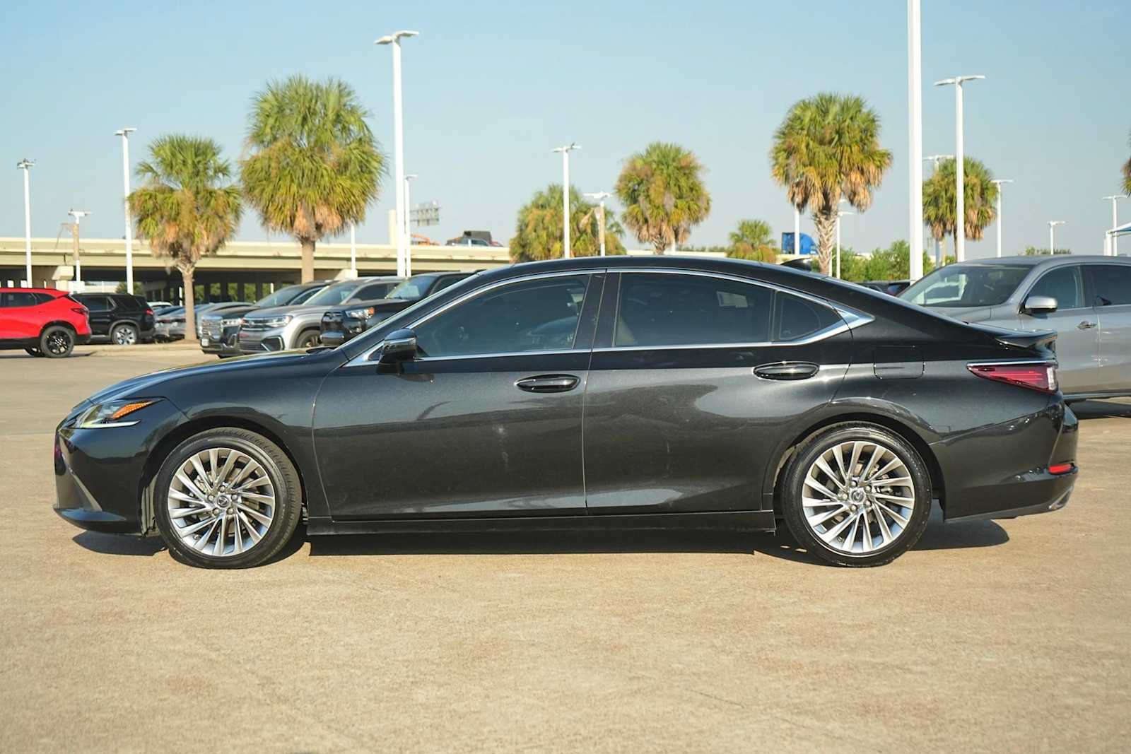 Used 2022 Lexus ES 350 Ultra Luxury w/ Accessory Package 2 FWD image 3