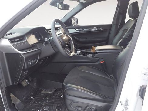 Used 2023 Jeep Grand Cherokee Altitude image 9