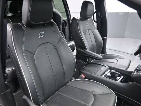 Used 2023 Chrysler Pacifica Limited w/ S Appearance Package FWD image 24