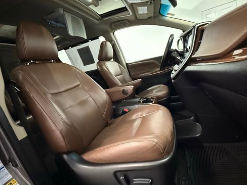 Used 2015 Toyota Sienna Limited image 18