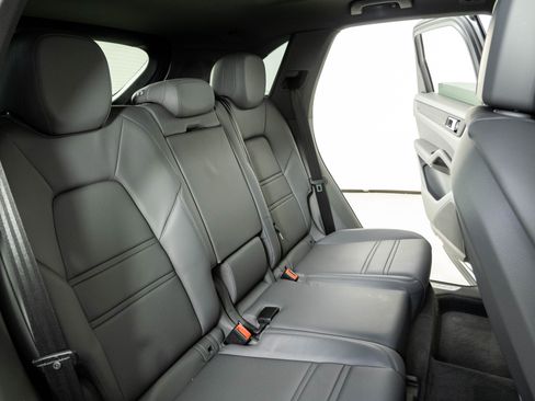Certified 2023 Porsche Cayenne AWD/4WD image 22