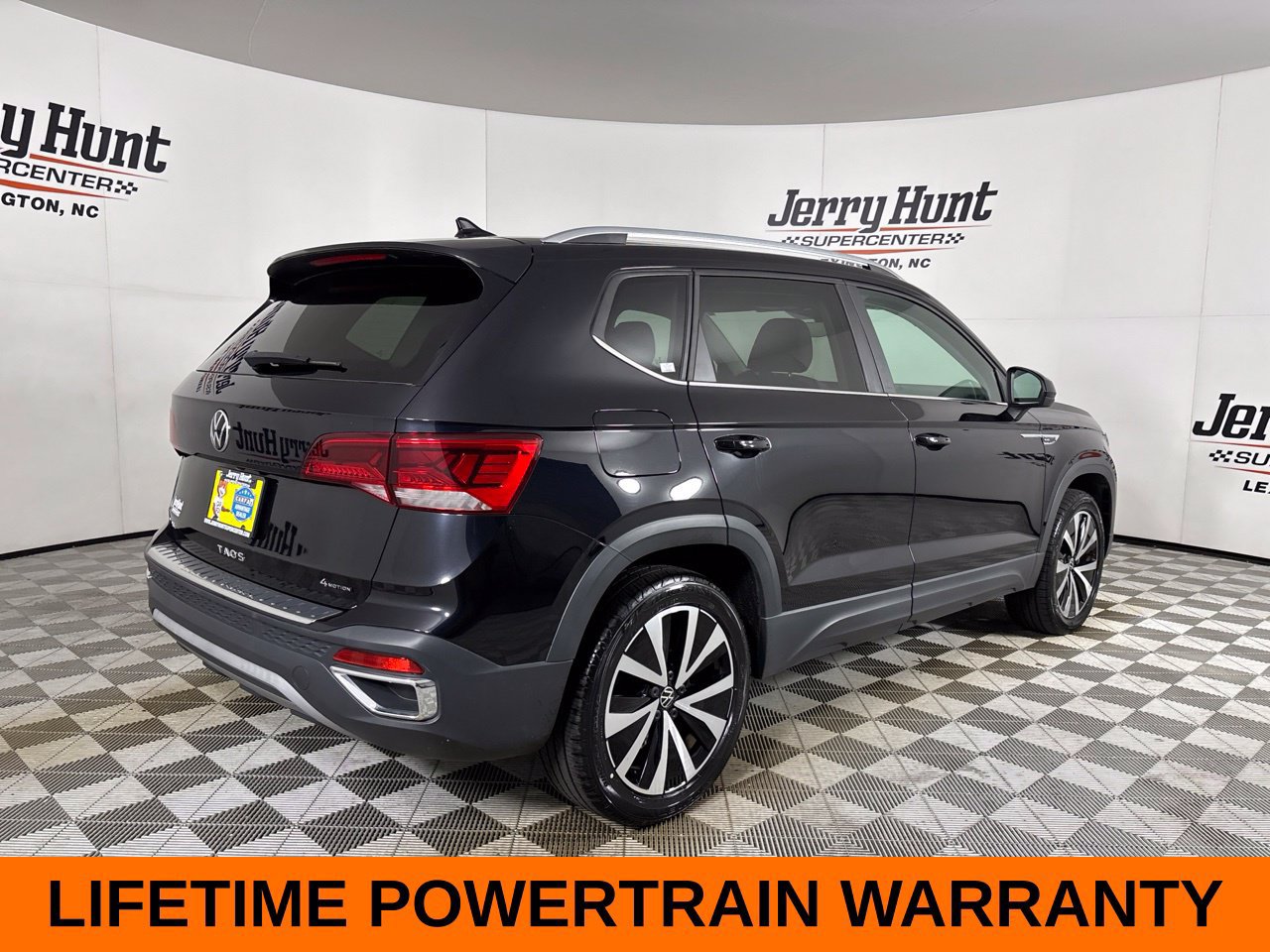 Used 2023 Volkswagen Taos SE w/ Panoramic Sunroof Package AWD/4WD image 6