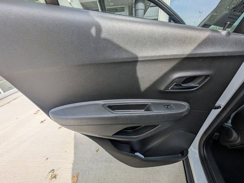 Used 2017 Chevrolet Trax LT w/ LT Convenience Package image 34