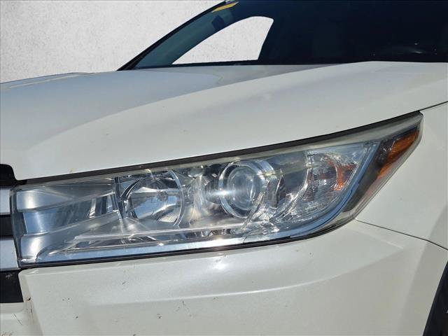 Used 2017 Toyota Highlander LE FWD image 2