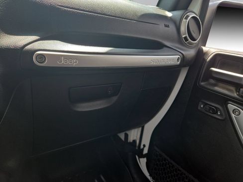Certified 2018 Jeep Wrangler Unlimited Sahara w/ Connectivity Group AWD/4WD image 10