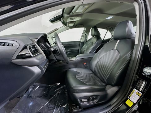 Used 2024 Toyota Camry SE image 12