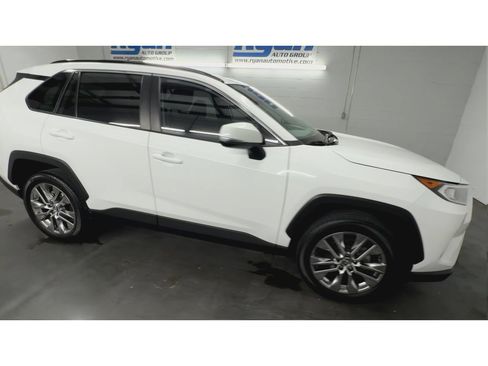 Used 2020 Toyota RAV4 XLE FWD image 2