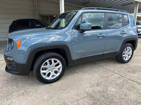 Used 2018 Jeep Renegade Latitude w/ Cold Weather Group image 4