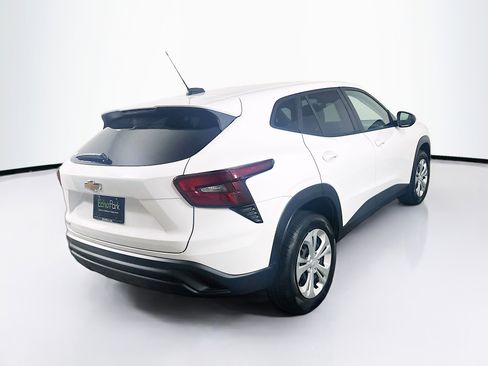 Used 2025 Chevrolet Trax LS image 9