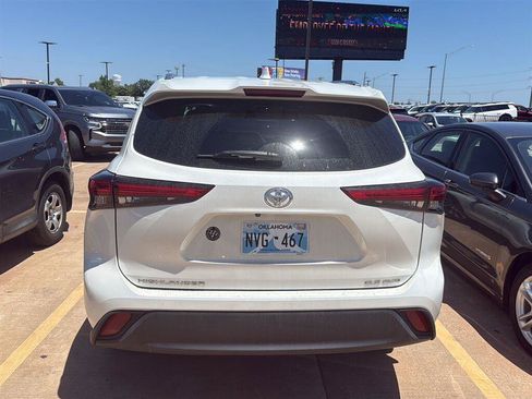 Used 2021 Toyota Highlander XLE AWD/4WD image 10