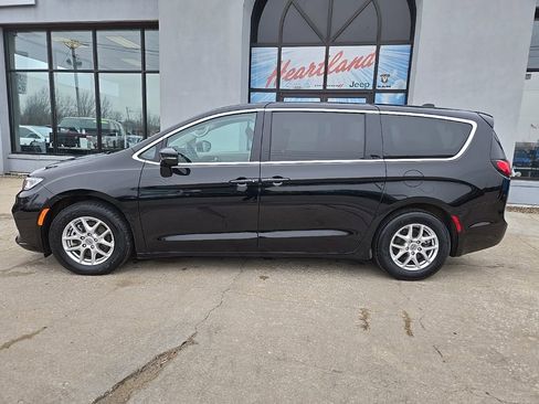 Used 2024 Chrysler Pacifica Touring-L FWD image 5