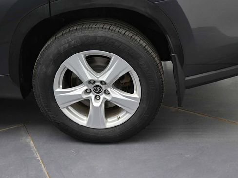 Used 2024 Toyota Highlander LE AWD/4WD image 5