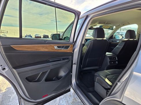 Used 2025 Volkswagen Atlas SE image 26