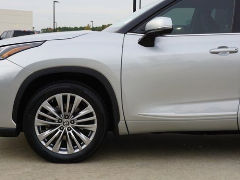 Used 2023 Toyota Highlander Platinum image 10