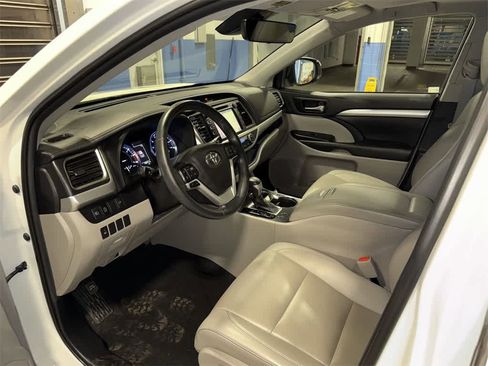 Used 2019 Toyota Highlander XLE image 29